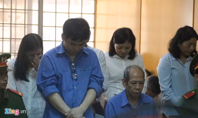 Các bị cáo tại phiên xử.