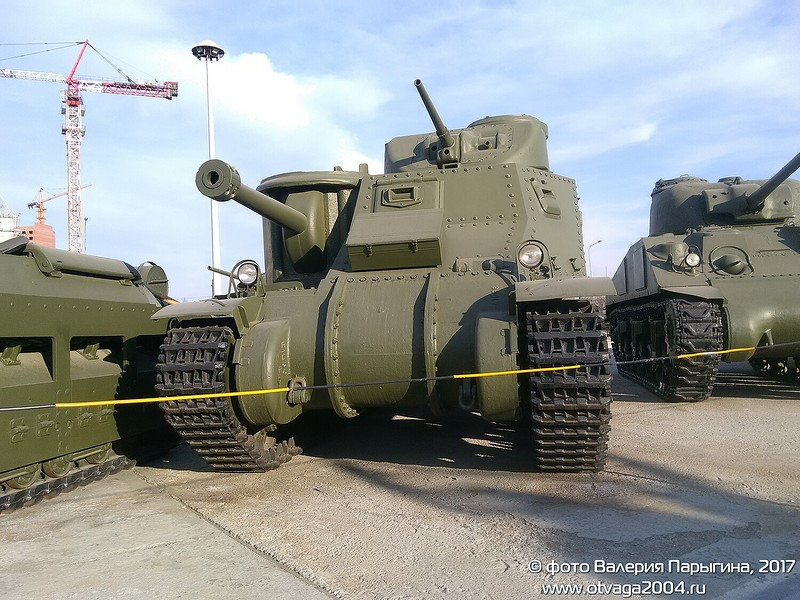 Người Mỹ cũng chấp nhận trang bị cho Liên Xô các xe tăng hạng trung tốt nhất nước Mỹ giai đoạn đầu CTTG 2 M3A5 tướng Lee. Đó là một cỗ tăng kỳ lạ, bởi nó sở hữu khẩu pháo lớn nhưng không thể quay được tháp pháo - thiết kế "thất bại" ở thời điểm xe tăng đã dược định hình là một mẫu chiến xa thế nào trong CTTG 2. Nguồn ảnh: Otavaga2004