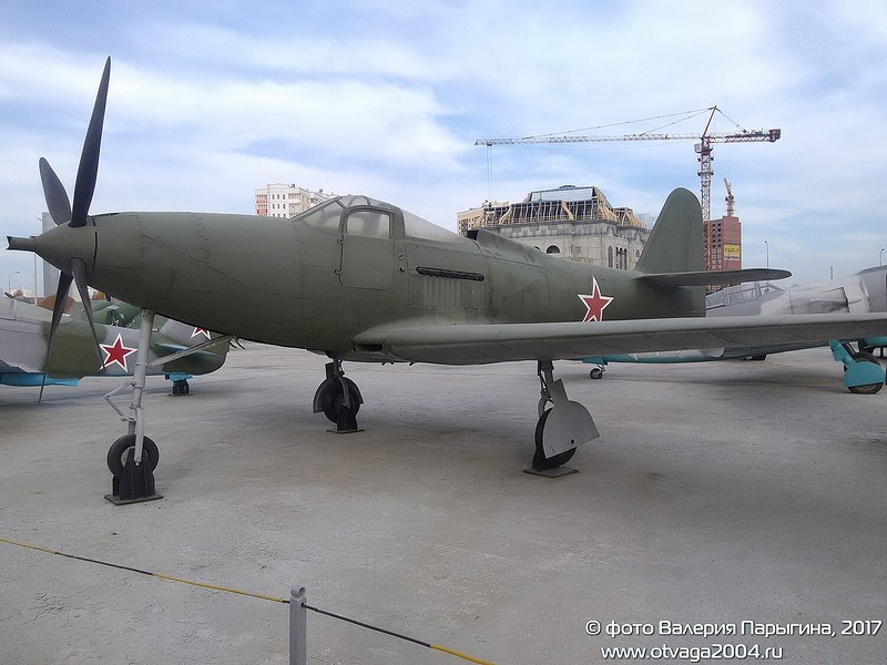 Đặc biệt, Mỹ cũng cung cấp cho Liên Xô số lượng tới hàng ngàn chiếc tiêm kích P-39 Airacobra. Loại vũ khí này được các chiến sĩ hồng quân đánh giá rất cao về ưu điểm kết cấu vững chắc, thiết bị liên lạc tin cậy và hỏa lực mạnh. Anh hùng phi công Aleksandr Pokryshkin bằng P-39 đã bắn rơi gần 60 máy bay Đức, trong khi đồng đội Rechkalov ghi chiến công 57 chiếc máy bay phát xít bằng P-39. Nguồn ảnh: Otavaga2004