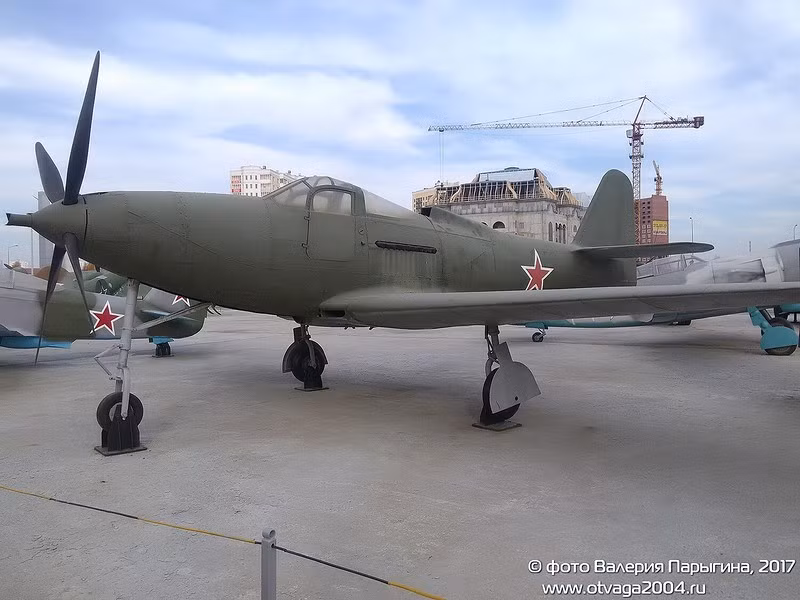 Đặc biệt, Mỹ cũng cung cấp cho Liên Xô số lượng tới hàng ngàn chiếc tiêm kích P-39 Airacobra. Loại vũ khí này được các chiến sĩ hồng quân đánh giá rất cao về ưu điểm kết cấu vững chắc, thiết bị liên lạc tin cậy và hỏa lực mạnh. Anh hùng phi công Aleksandr Pokryshkin bằng P-39 đã bắn rơi gần 60 máy bay Đức, trong khi đồng đội Rechkalov ghi chiến công 57 chiếc máy bay phát xít bằng P-39. Nguồn ảnh: Otavaga2004