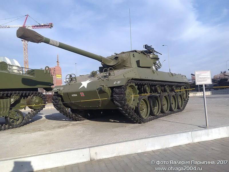 Pháo tự hành chống tăng M18 Hellcat do hãng General Motors sản xuất từ năm 1942. Nó có lớp giáp khá mỏng bù lại có thể đạt tốc độ siêu cao tới 90km/h trên đường bằng phẳng cho phép thực hiện các cuộc đột kích nhanh, tấn công sườn chớp nhoáng -chiến thuật hữu hiệu nếu muốn chống lại tăng thiết giáp Đức vốn nổi bật về giáp bảo vệ. Khẩu pháo 76mm tốc độ cao sẽ thực hiện phát bắn chính xác khiến mọi đối thủ phải e sợ. Nguồn ảnh: Otavaga2004