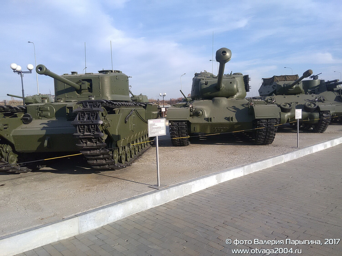 Ước tính chỉ trong vòng 5 năm (1941-1945), Mỹ đã chuyển giao cho Liên Xô 11 tỷ vũ khí và lương thực thuốc men, sơ bộ gồm: 400.000 xe; 12.000 xe thiết giáp (trong đó có 7.000 xe tăng); 11.400 máy bay các loại (gồm 4.700 chiếc chiến đấu cơ P-39).... Với số vũ khí này giúp Liên Xô nhanh chóng nhân gấp 2-3 lần sức mạnh quân sự để đủ sức chống lại quân phát xít. Nguồn ảnh: Otavaga2004