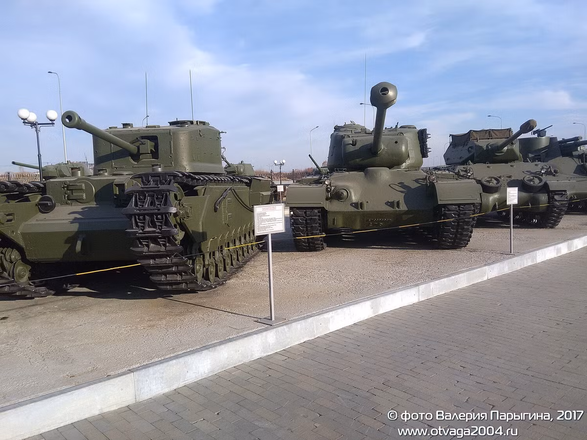 Ước tính chỉ trong vòng 5 năm (1941-1945), Mỹ đã chuyển giao cho Liên Xô 11 tỷ vũ khí và lương thực thuốc men, sơ bộ gồm: 400.000 xe; 12.000 xe thiết giáp (trong đó có 7.000 xe tăng); 11.400 máy bay các loại (gồm 4.700 chiếc chiến đấu cơ P-39).... Với số vũ khí này giúp Liên Xô nhanh chóng nhân gấp 2-3 lần sức mạnh quân sự để đủ sức chống lại quân phát xít. Nguồn ảnh: Otavaga2004