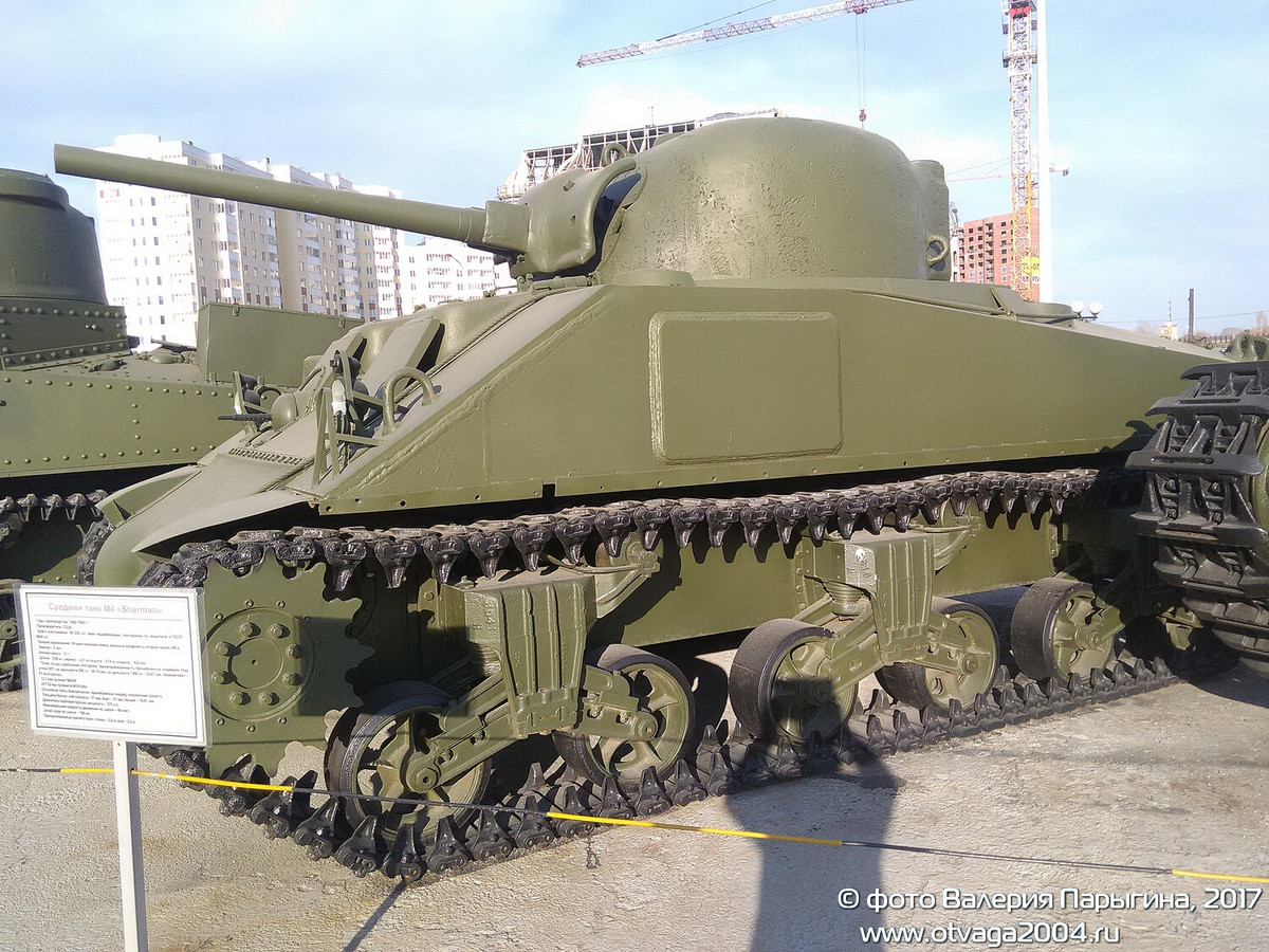 Không thể không kể đến xe tăng hạng trung được sản xuất nhiều nhất của Mỹ trong CTTG 2 – huyền thoại M4 Sherman. Ít nhất 4.000 chiếc M4 đã được Mỹ viện trợ cho Liên Xô, và được sử dụng ở các mặt trận Caucasus. So với T-34, M4 được đánh giá cao ở phần cabin rộng rãi, di chuyển êm, hỏa lực ngang ngửa. Nguồn ảnh: Otavaga2004