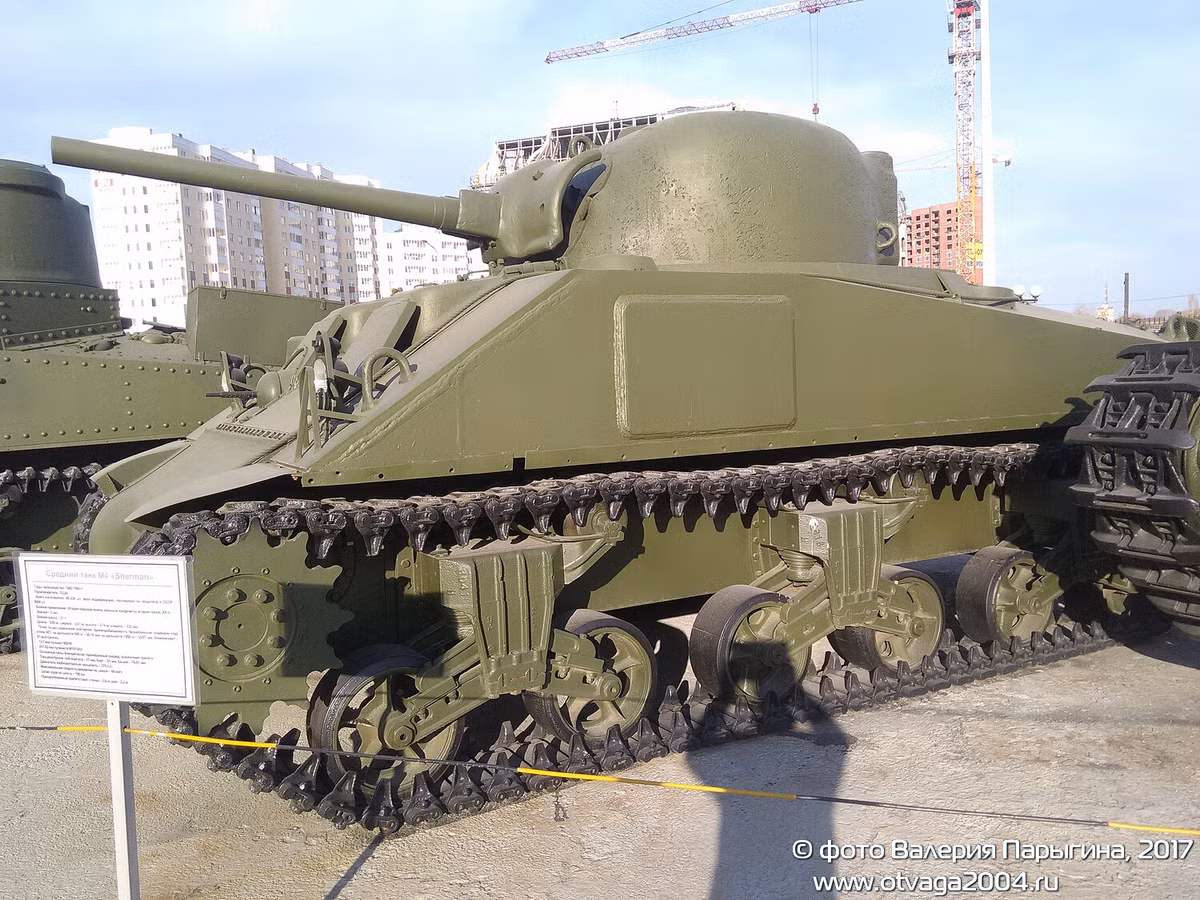 Không thể không kể đến xe tăng hạng trung được sản xuất nhiều nhất của Mỹ trong CTTG 2 – huyền thoại M4 Sherman. Ít nhất 4.000 chiếc M4 đã được Mỹ viện trợ cho Liên Xô, và được sử dụng ở các mặt trận Caucasus. So với T-34, M4 được đánh giá cao ở phần cabin rộng rãi, di chuyển êm, hỏa lực ngang ngửa. Nguồn ảnh: Otavaga2004