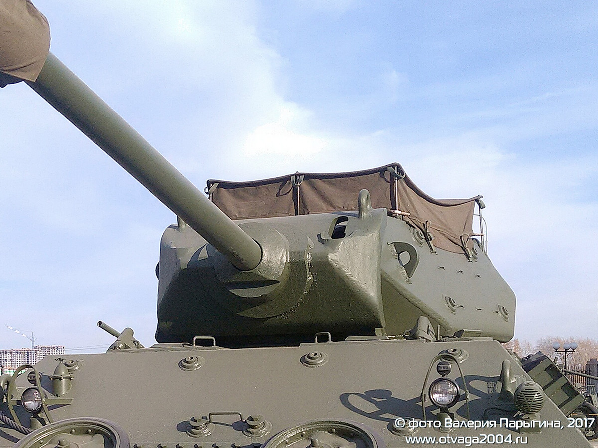 M10 là một trong những loại pháo chống tăng có thể quay tháp pháo hiện đại nhất của nước Mỹ khi đó được thiết kế để tiêu diệt các loại xe tăng hạng trung của Đức như Panzer, Panther. Nó có một khẩu pháo 76,2mm M7, bọc giáp dày từ 10-57mm. Nguồn ảnh: Otavaga2004