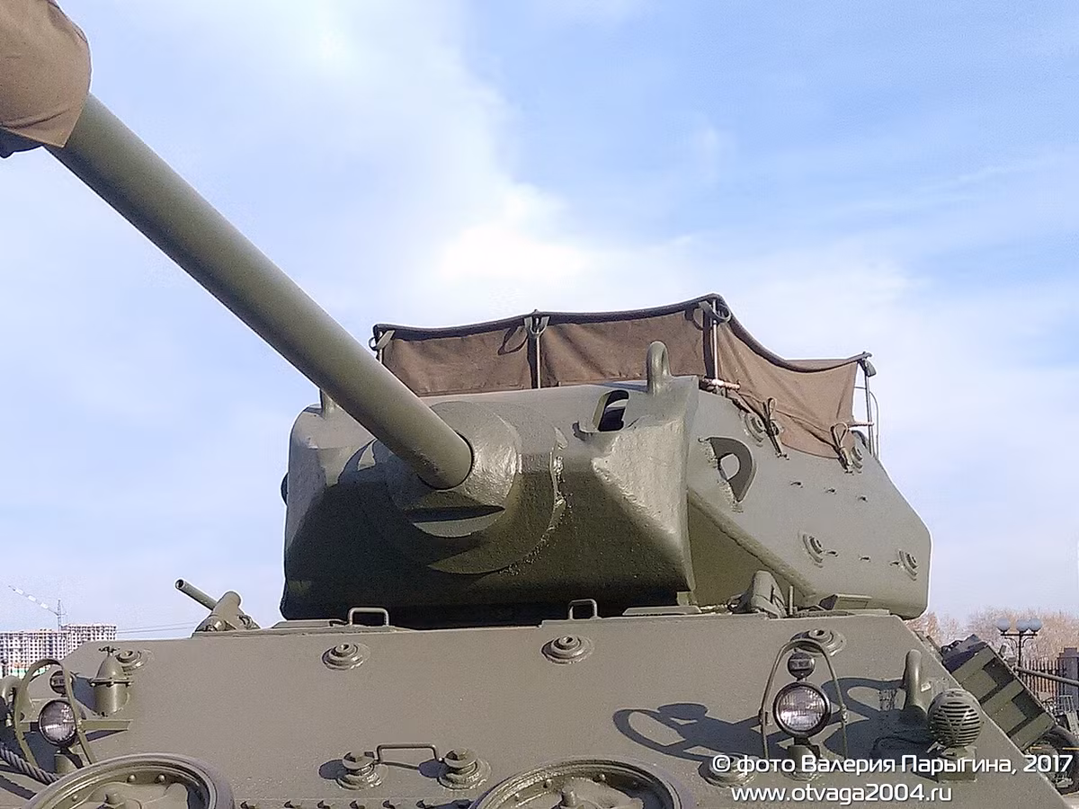 M10 là một trong những loại pháo chống tăng có thể quay tháp pháo hiện đại nhất của nước Mỹ khi đó được thiết kế để tiêu diệt các loại xe tăng hạng trung của Đức như Panzer, Panther. Nó có một khẩu pháo 76,2mm M7, bọc giáp dày từ 10-57mm. Nguồn ảnh: Otavaga2004