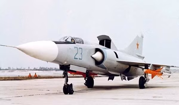Ngoài dự án MiG-21PD, ít nhất một chiếc tiêm kích đánh chặn cánh cụp cánh xòe MiG-23 đã được cải tạo thành MiG-23PD với khả năng cất hạ cánh tương tự. Máy bay MiG 23PD lần đầu tiên cất cánh ngày 3/4/1967 do phi công P. M Ostapenko lái. Nguồn ảnh: britmodeller