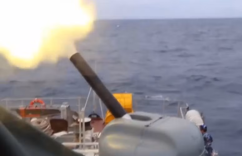 AK-630/630M là sản phẩm hợp tác của rất nhiều cơ sở, viện nghiên cứu toàn nước Nga (như Cục thiết kế KBP phát triển pháo; Zavod Topar phát triển radar dẫn bắn). Nó được thiết kế chủ yếu để bảo vệ tàu chiến trước các loại tên lửa hành trình chống hạm và các loại vũ khí chính xác cao khác. Mặc dù vậy, nó có thể chống lại được cả máy bay, trực thăng, tàu bè cỡ nhỏ, mục tiêu ven biển và thủy lôi. Nguồn ảnh: Kênh QPVN