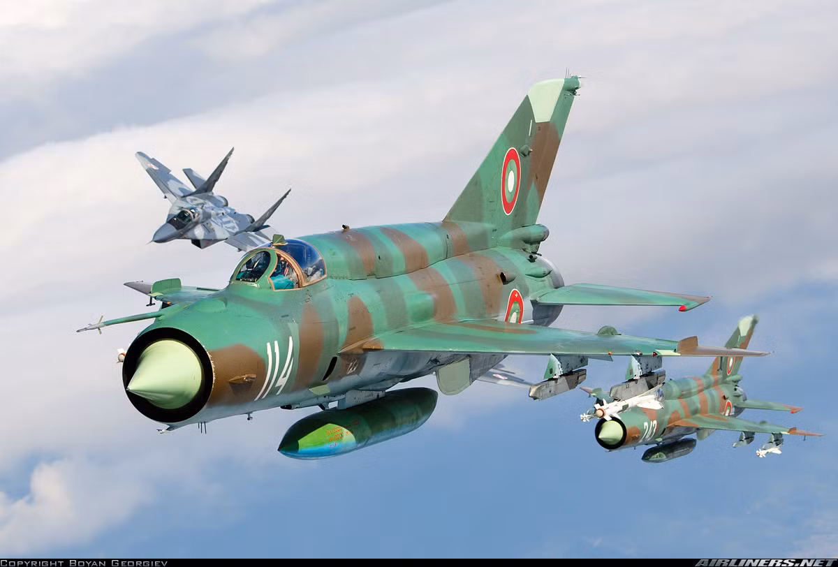 MiG-21bis so với các biến thể trước đó có tính năng cơ động và tăng tốc tốt hơn, có tốc độ lấy độ cao lớn hơn. Khả năng cơ động của máy bay gần bằng các tính năng tương ứng của máy bay tiêm kích thế hệ bốn F-15, F-16 và Mirage 2000. Diện tích tán xạ radar (RCS) của máy bay này gần bằng tính năng của máy bay tiêm kích F-16. Nguồn ảnh: Airlines.net