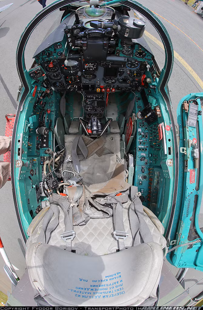 Phi công được trang bị ghế phóng dù KM-1 hoặc KM-1M, thiết bị thu áp suất không khí PVD-18. Nguồn ảnh: Airlines.net