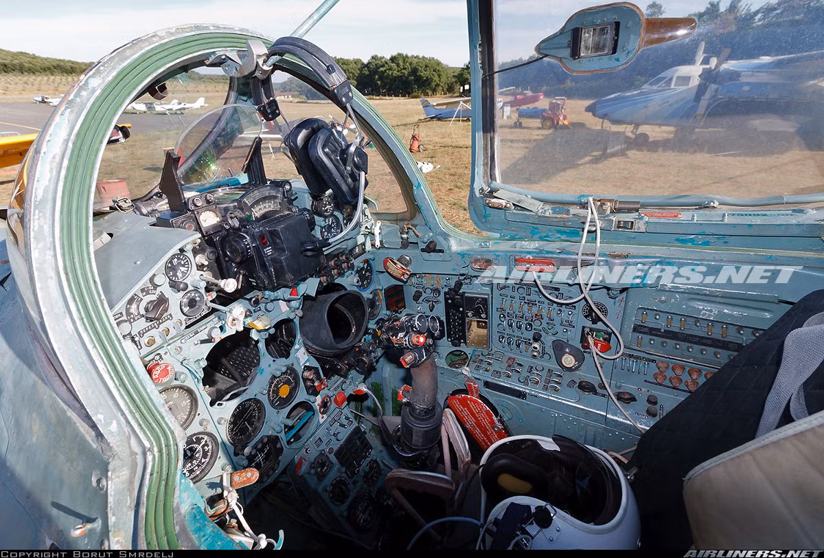 Máy bay vẫn giữ lại kênh thông tin liên lạc chống nhiễu Lazur, kênh này đảm bảo liên lạc với hệ thống chỉ huy tự động trên mặt đất Vozdukh-1. Nguồn ảnh: Airlines.net