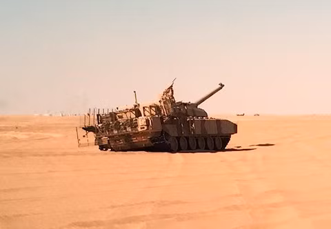 Theo truyền thông Ả Rập, trong các cuộc giao tranh với phiến quân Houthi tại Yemen, ít nhất 4 xe tăng Leclerc của Quân đội các Tiểu Vương quốc Ả Rập Thống nhất (UAE) đã bị phá hủy bởi súng và tên lửa chống tăng. Như vậy, “nốt gót” làng siêu tăng T-90, M1 Abrams, Leopard 2A4, đến lượt Leclerc – cũng được coi là một trong những chiếc xe tăng tối tân nhất thế giới đã không thể chống lại vũ khí chống tăng quá khứ và tương lai. Nguồn ảnh: Livem