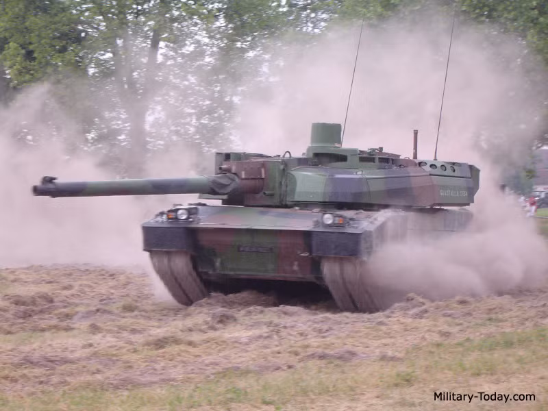 Leclerc cũng được trang bị hệ thống phòng vệ GALIX gồm 9 ống phóng lựu lắp 2 bên hông tháp pháo. Nó có thể phóng ra lựu đạn khói, lựu đạn sát thương và đánh lạc hướng tia hồng ngoại của tên lửa chống tăng có điều khiển. Nguồn ảnh: Military-Today