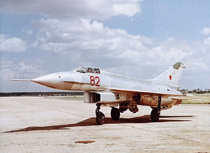 Theo các tài liệu được giải mã sau này, cánh, khung bệ và đuôi của E-8 không khác phiên bản MiG-21PF. Càng trước của khung bệ máy bay có một chút thay đổi. Dưới phần đuôi của thân máy bay có một gân lớn (gân bụng tăng ổn định). Khi càng máy bay được hạ xuống, gân này gấp ngang 90 độ, còn sau khi cất cánh thì gân này mở ra, tăng độ ổn định khi bay. Mấy năm sau chính kết cấu này đã được dùng cho máy bay MiG-23. Nguồn ảnh: Pakistan Defence