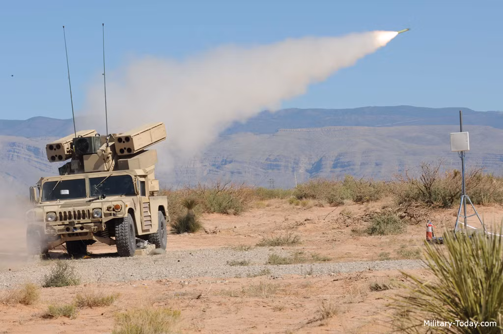 Avenger được tích hợp bệ phóng PMS lắp hai cụm 4 ống phóng chứa 8 quả tên lửa FIM-92 Stinger – phiên bản dành cho Avenger của tổ hợp tên lửa vác vai Stinger nổi tiếng. Nguồn ảnh: Military-Today