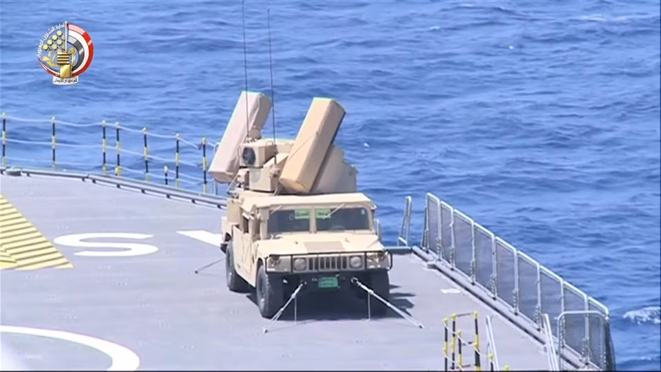 Một số trang mạng quốc tế mới đây đăng tải hình ảnh gây sốt trên tàu đổ bộ Mistral mà Ai Cập mua của Pháp. Đây vốn là các tàu Mistral mà Pháp đóng theo đơn hàng của Nga nhưng sau đó đã từ chối bàn giao. Các tàu này vốn được thiết kế theo cấu hình (gồm cả vũ khí) từ Nga, thế nên sau khi không được bàn giao cho Moscow, và bán lại cho Ai Cập, cặp tàu Mistral bị tháo sạch toàn bộ vũ khí tự vệ.