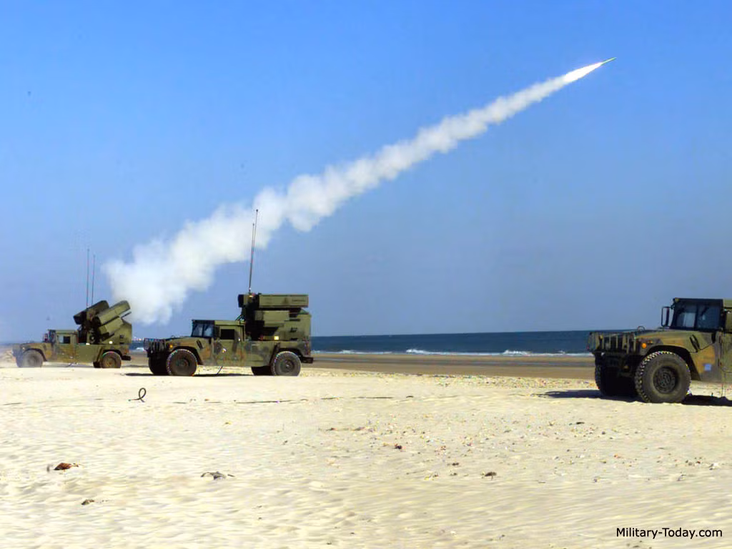 Tổ hợp Avenger được trang bị hệ thống điều khiển hỏa lực tự động hóa cao với hệ thống theo dõi quang học và hệ thống theo dõi hồng ngoại bán cầu trước. Nguồn ảnh: Military-Today