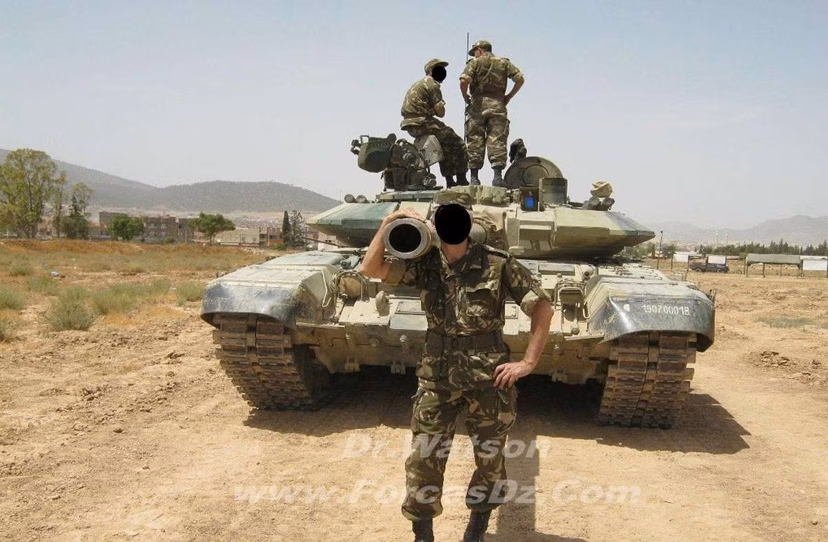 Ngoài ra, một số quốc gia khác cũng đã mua và đang sử dụng T-90S gồm: Algeria (572 chiếc T-90SA - một số chiếc được tích hợp hệ thống bảo vệ chủ động Shtora-1); 100 T-90S cho Azerbaijan; 44 T-90S cho Uganda và 10 T-90S cho Turkmenistan. Nguồn ảnh: Algeria