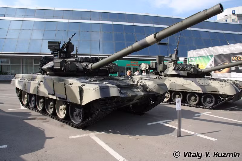 Được phát triển gần như cùng thời với T-90 là phiên bản chỉ huy T-90K được tích hợp thêm đài liên lạc R-163-50K và đài định vị TNA-4-3 dùng để chỉ huy tác chiến chiến trường. Nguồn ảnh: Vitaly Kuzmin T-90K