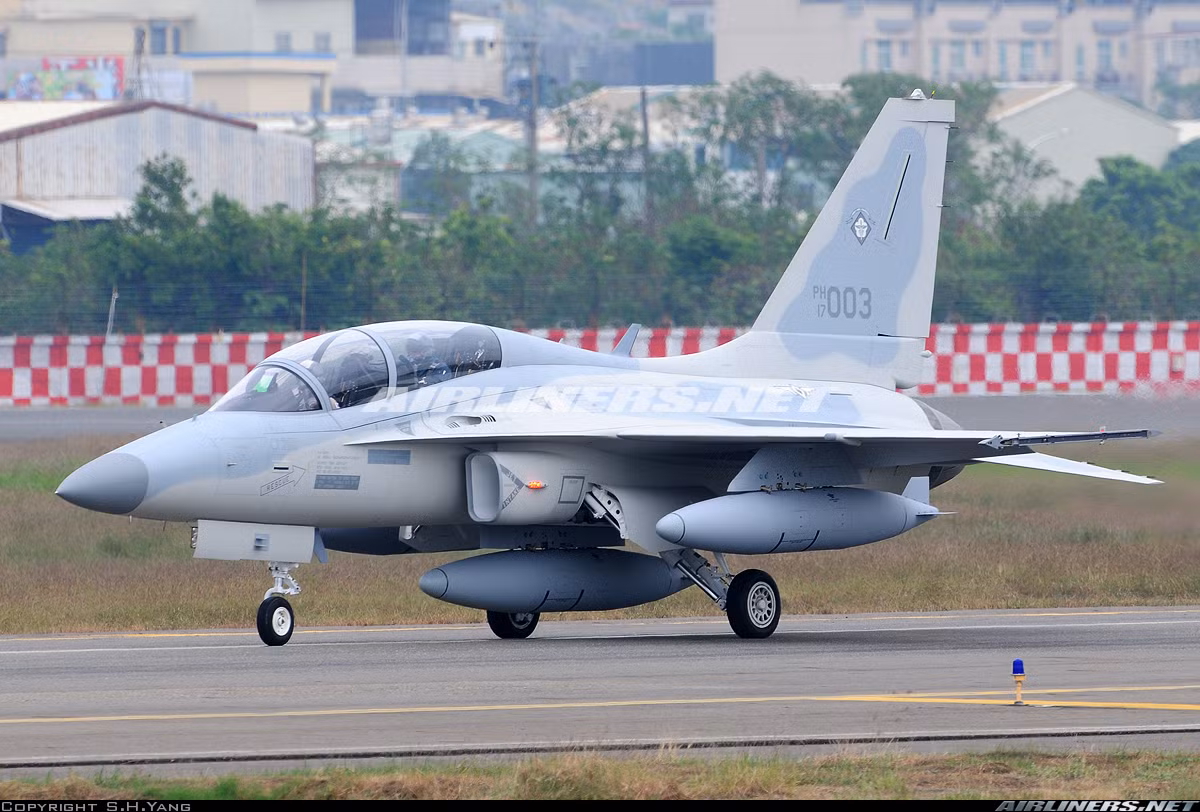 Hài hước hơn, đang có tin Philippines tổ chức đấu thầu để tìm nhà sản xuất bộ phát tín hiệu (transmitter) và radar điều khiển hỏa lực cho FA-50PH. Như vậy, có khả năng cao các máy bay FA-50PH bàn giao cho Philippnes không đi kèm…radar. Nguồn ảnh: Airlines.net