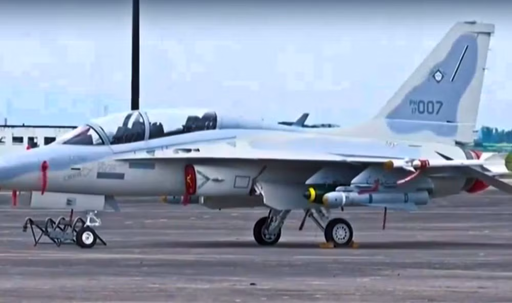 Cũng có các hình ảnh FA-50PH mang bom và tên lửa không đối đất AGM-65 Maverick. Mặc dù vậy vẫn chưa rõ ràng liệu có thể chiến đấu. Nguồn ảnh: