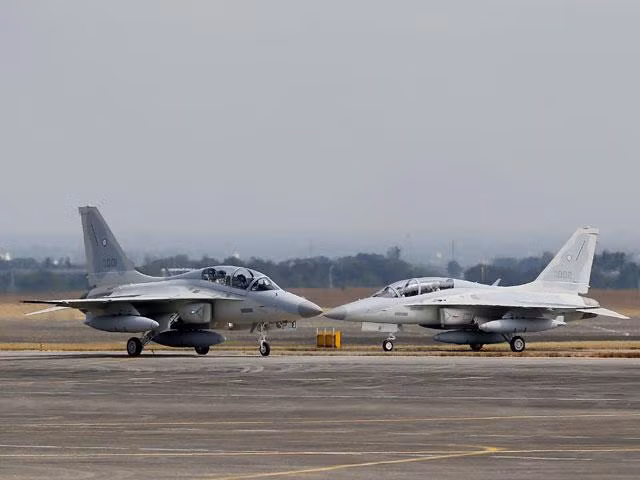 Suốt 10 năm liên tục, Không quân Philippines không có nổi một chiến đấu cơ đúng nghĩa. Đa số họ sử dụng các máy bay do thám cánh quạt OV-10 hay máy bay huấn luyện chiến đấu để tham gia không kích phiến quân miền Nam Midanao. Sự xuất hiện của FA-50PH đem lại niềm tin lớn của dân chúng với quân đội, một sự kỳ vọng rằng KQ Philippines sẽ đảm bảo được bầu trời trên đất liền và trên biển. Nguồn ảnh: defence-studies