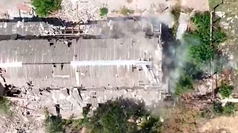 Sau khi phóng máy bay bốn cánh tấn công, người điều khiển đã điều khiển những chiếc UAV băng qua lòng sông Dnieper và bay lên những tòa nhà đổ nát ở hữu ngạn sông. Ảnh: Iz.ru.