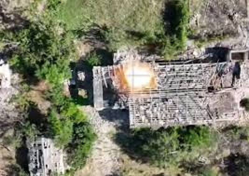 Theo dữ liệu tình báo, ở đó có sở chỉ huy của một trong các đơn vị của Lực lượng Vũ trang Ukraine với các thiết bị cho nhiều mục đích khác nhau được giấu trong đó. Phải mất vài giây để điều chỉnh và ngắm bắn, sau đó là thả đạn VOG và lựu đạn cầm tay rồi bắn trúng mục tiêu. Ảnh: Zmil.ru.