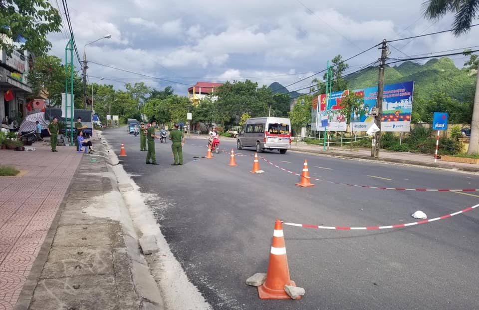  Hỗn chiến ở Thái Nguyên, 3 người thương vong: Hai nhóm thanh niên đi đường xảy ra xô xát. Hậu quả, Nông Đại Cả bị đâm 1 nhát vào phần ngực trái, chết tại chỗ; Nông Thế Anh bị đâm vào tay; Nông Quang Sáng bị đâm vào sườn trái, hiện đang cấp cứu tại Bệnh viện Trung ương Thái Nguyên. Cơ quan Cảnh sát điều tra Công an tỉnh Thái Nguyên cùng các lực lượng chức năng khám nghiệm hiện trường, tử thi và tạm giữ Phùng Văn Huy, đồng thời triệu tập những người có liên quan khác để làm rõ vụ việc.