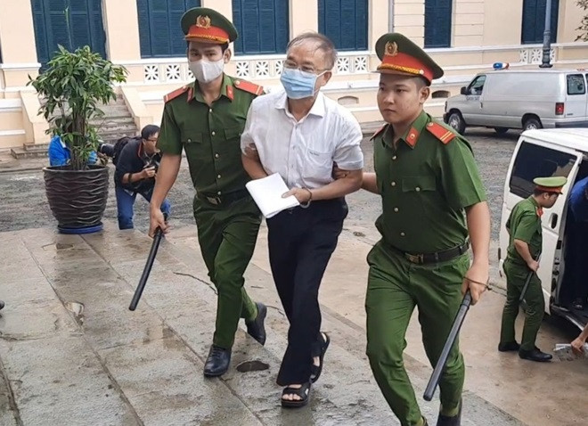  Cựu Phó Chủ tịch UBND TP.HCM Nguyễn Thành Tài bật khóc xin lỗi mẹ: Trong lời nói sau cùng, bị cáo Nguyễn Thành Tài (SN 1952, nguyên Phó chủ tịch UBND TP Hồ Chí Minh) trình bày: “Cuối đời ở tuổi xế chiều dính vào vòng lao lý. Đó là cú sốc rất nặng và trải nghiệm vô cùng nghiệt ngã, cay đắng...