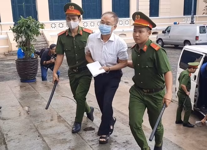  Cựu Phó Chủ tịch UBND TP.HCM Nguyễn Thành Tài bật khóc xin lỗi mẹ: Trong lời nói sau cùng, bị cáo Nguyễn Thành Tài (SN 1952, nguyên Phó chủ tịch UBND TP Hồ Chí Minh) trình bày: “Cuối đời ở tuổi xế chiều dính vào vòng lao lý. Đó là cú sốc rất nặng và trải nghiệm vô cùng nghiệt ngã, cay đắng...