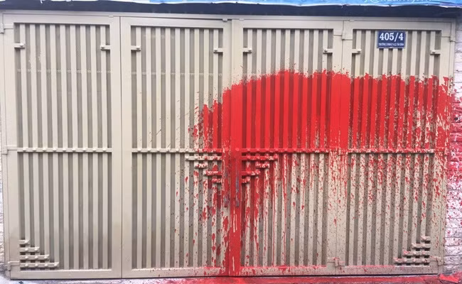  Nữ giám đốc vay 90 tỷ đồng, bị dọa tạt axít: Ngày 19/9, Công an TP.HCM đã mời bà B.M.X. - Giám đốc của một công ty xuất khẩu lên làm việc để làm rõ vụ bà này bị doạ tạt axít, nhà bị tạt sơn và mắm tôm khi vay tiền lãi suất cao. Cụ thể, bà X. có vay gần 90 tỷ đồng của 38 người với lãi suất từ 25% đến hơn 40% để làm ăn kinh doanh. Bà X. đã trả được 63 tỷ đồng.