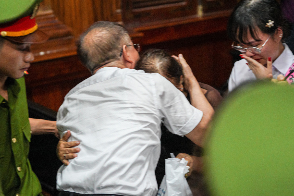 ...Tôi không đổ lỗi cho ai, không đổ lỗi cho hoàn cảnh… không chủ tâm làm việc xấu, không có động cơ trục lợi. Tôi xin chịu sự phán xét và tin vào pháp luật. Cho phép tôi được xin lỗi mẹ. Mẹ tôi năm nay đã 97 tuổi, bây giờ giống như ngọn đèn sắp tắt”.