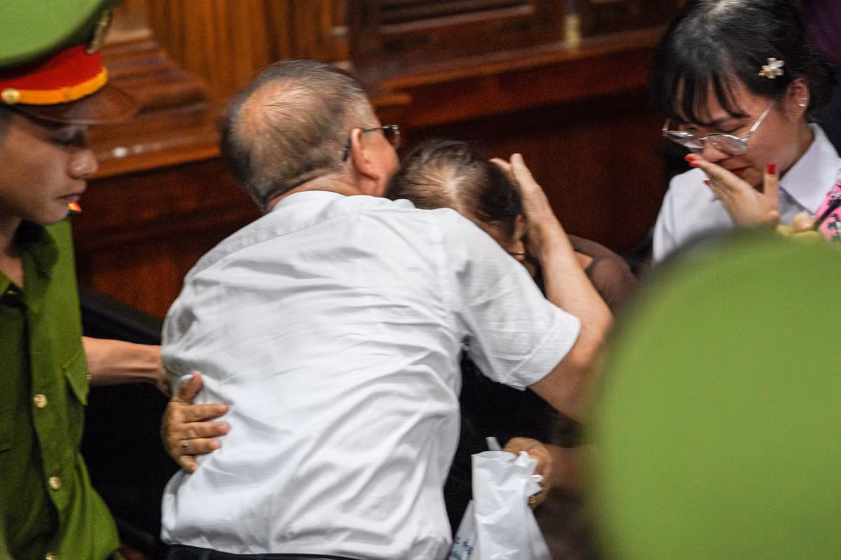 ...Tôi không đổ lỗi cho ai, không đổ lỗi cho hoàn cảnh… không chủ tâm làm việc xấu, không có động cơ trục lợi. Tôi xin chịu sự phán xét và tin vào pháp luật. Cho phép tôi được xin lỗi mẹ. Mẹ tôi năm nay đã 97 tuổi, bây giờ giống như ngọn đèn sắp tắt”.