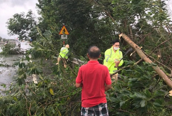  Tìm thấy thi thể người phụ nữ bị nước cuốn trôi khi đi qua cầu tràn: Sau gần một ngày đêm tích cực tìm kiếm, đến sáng nay, lực lượng Công an phối hợp các lực lượng chức năng khác đã tìm thấy thi thể chị Hồ Thị N., bị nước cuốn trôi khi đi qua cầu tràn tại Km 48 thuộc địa phận xã Tà Rụt, huyện Đakrông, tỉnh Quảng Trị.