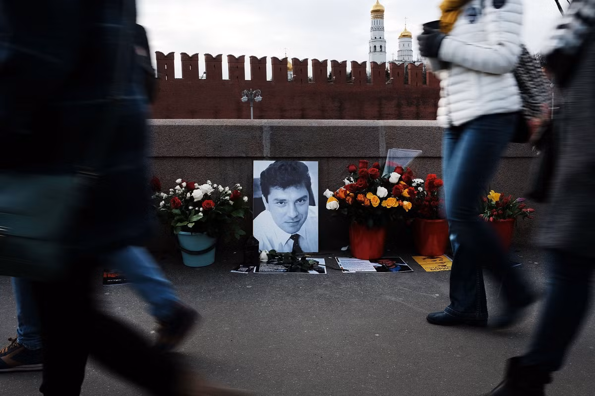 Một bức chân dung và hoa được người dân đặt dưới một đoạn đường để tưởng nhớ thủ lĩnh phe đối lập Boris Nemtsov, người đã bị bắn chết gần Điện Kremlin cách đây 2 năm. Ảnh USN