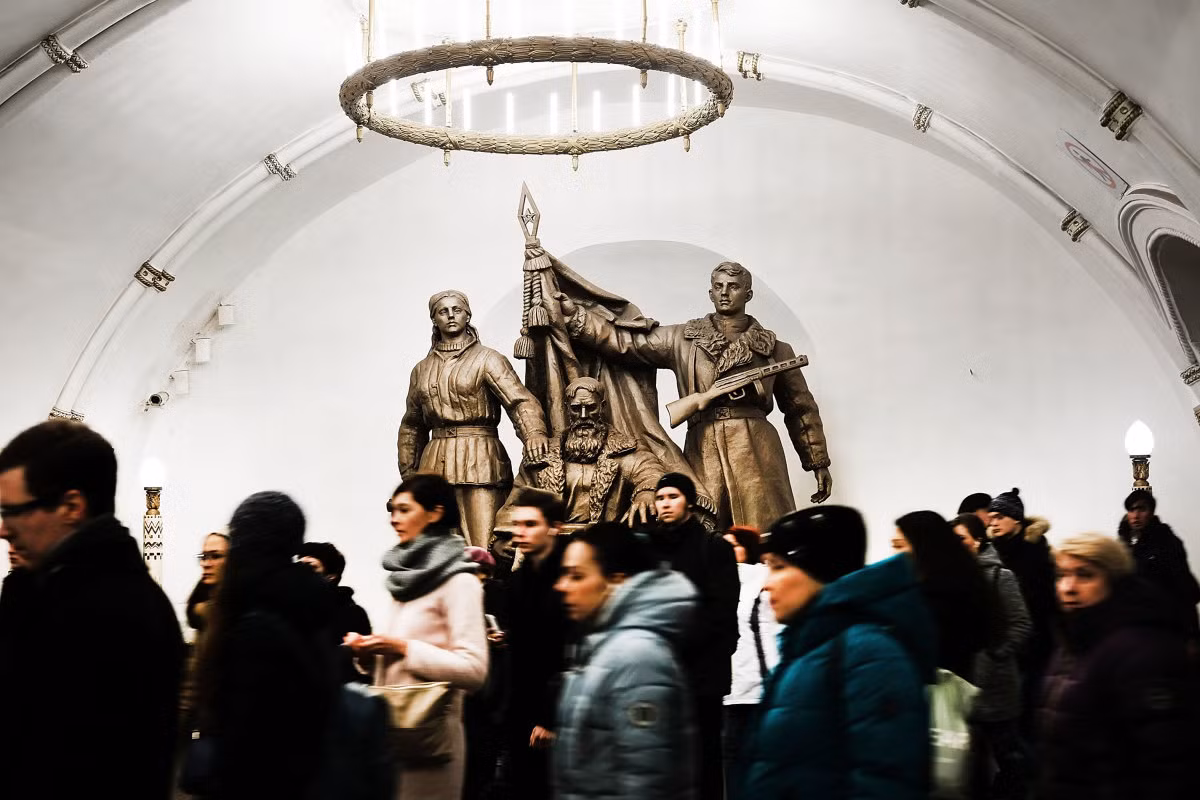 Mọi người qua lại nhà ga tàu điện ngầm ở thủ đô Moscow. Ảnh USN