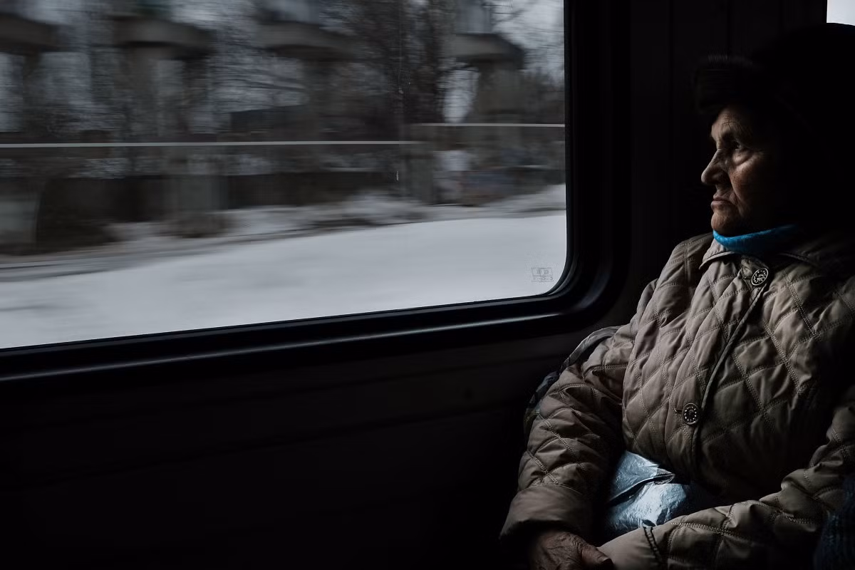 Một nữ hành khách lớn tuổi đang ngồi trên tàu đường sắt ở thủ đô Moscow. Ảnh USN