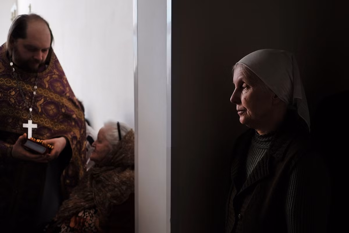 Các bệnh nhân lớn tuổi đang tham gia một buổi cầu nguyện theo nghi thức của Đạo Chính thống giáo Nga tại một nhà dưỡng lão. Ảnh USN