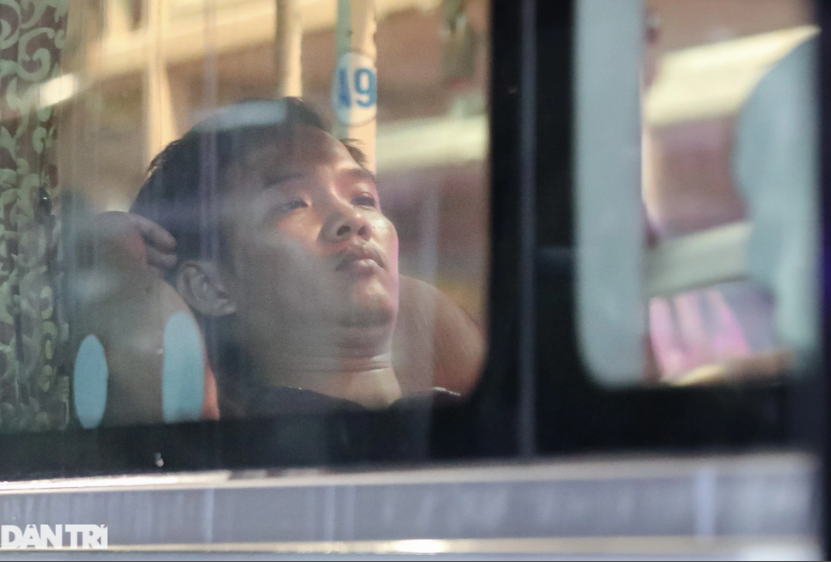 "Tan làm ở công ty từ 17h, tôi tranh thủ ra bến xe sớm để mua vé về quê. Nhưng gần 4 tiếng rồi tôi vẫn chưa ra khỏi bến xe", một hành khách nằm chờ trên xe nói.