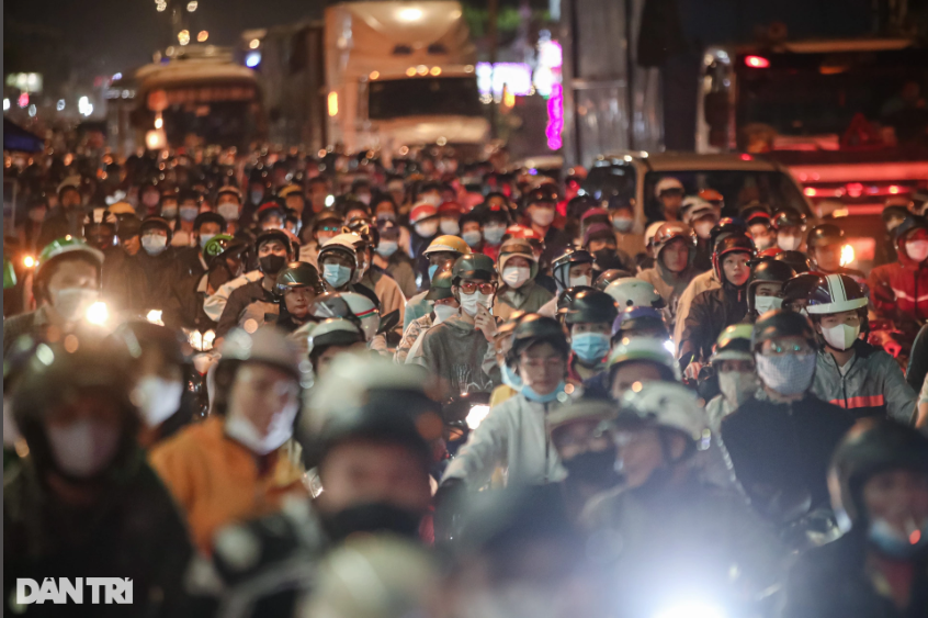 Ghi nhận tại Quốc lộ 1A đoạn qua địa phận thị trấn Tân Túc (huyện Bình Chánh) hàng nghìn phương tiện với đồ đạc lỉnh kỉnh nối đuôi nhau hướng từ TPHCM về các tỉnh miền Tây.