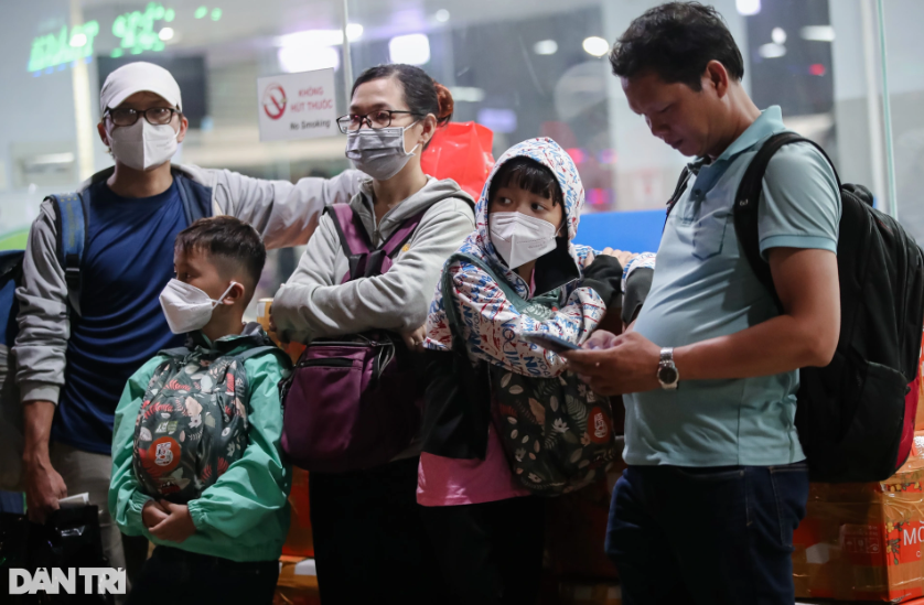 "Năm nào về quê vào dịp lễ cũng chờ xe mệt mỏi. Nhưng cũng không còn cách nào khác vì nếu đi xe máy thì càng mệt hơn", chị Hương (quê Tiền Giang) cho biết.