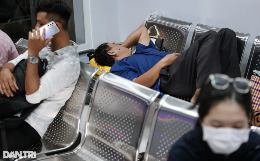 Nhiều người tranh thủ chợp mắt trong lúc đợi đến giờ xe xuất phát.