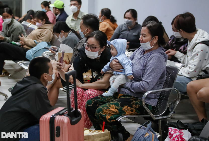 Người dân ngồi chật kín khu vực sảnh chờ của bến xe.