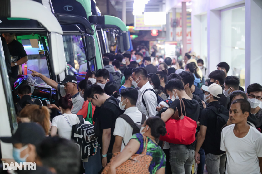 Ghi nhận tại Bến xe miền Tây, càng về đêm, lượng khách đổ về ngày càng đông.