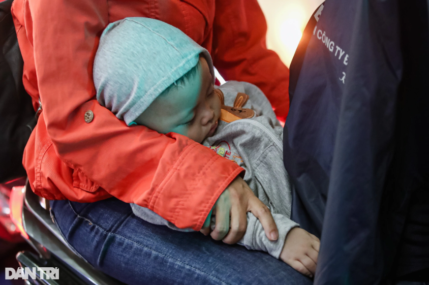 "Vợ chồng tôi chỉ có 3 ngày nghỉ lễ trong dịp này nên thay vì chọn đi chơi đâu đó, chúng tôi đưa con về quê thăm ông bà. Đường về quê hơn 100km nên tôi chọn đi vào ban đêm để đỡ nắng cho con", anh Cao Văn Dũng (32 tuổi, quê ở Tiền Giang) chia sẻ.