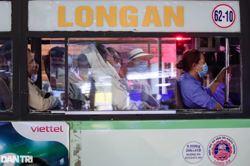 Kẹt xe kéo dài khiến người dân đi xe buýt cũng vất vả trên đường về nhà.