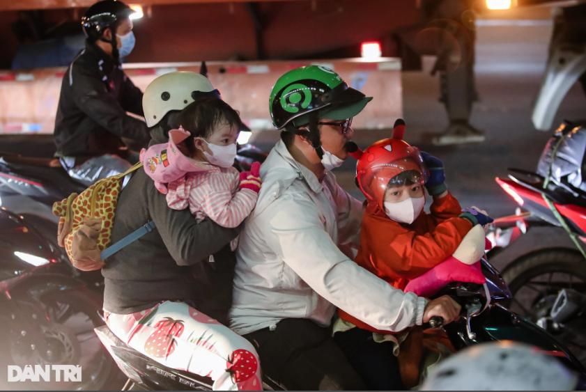 Dịp nghỉ lễ năm nay kéo dài 4 ngày (từ 1/9 đến hết ngày 4/9) nên người dân đổ về quê rất đông.