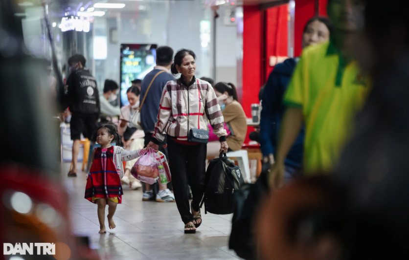 Đến 22h, lượng người đổ về Bến xe Miền Tây vẫn còn rất đông, nhiều người tỏ ra mệt mỏi vì phải đợi xe trong thời gian dài. Một chủ nhà xe cho biết, mặc dù lượng khách về quê dịp lễ 2/9 năm nay giảm so với năm ngoái nhưng họ vẫn cố gắng tăng cường thêm chuyến để đảm bảo người dân được về quê.